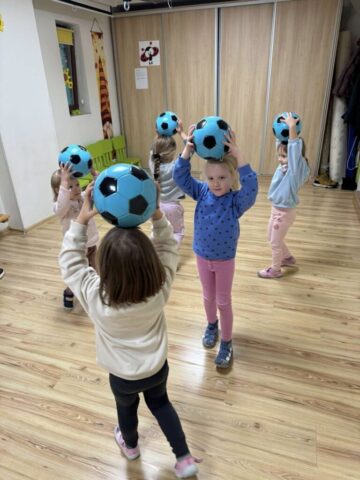 Przedszkolaki podczas zajęć sportowych
