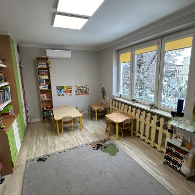 Sala w przedszkolu publicznym Biedroneczka